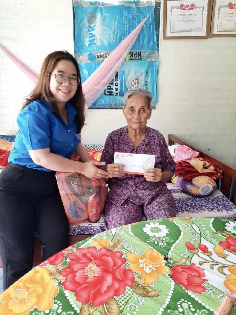 Thăm hỏi sức khỏe và tặng quà Mẹ Việt Nam Anh hùng Lê Thị Láng