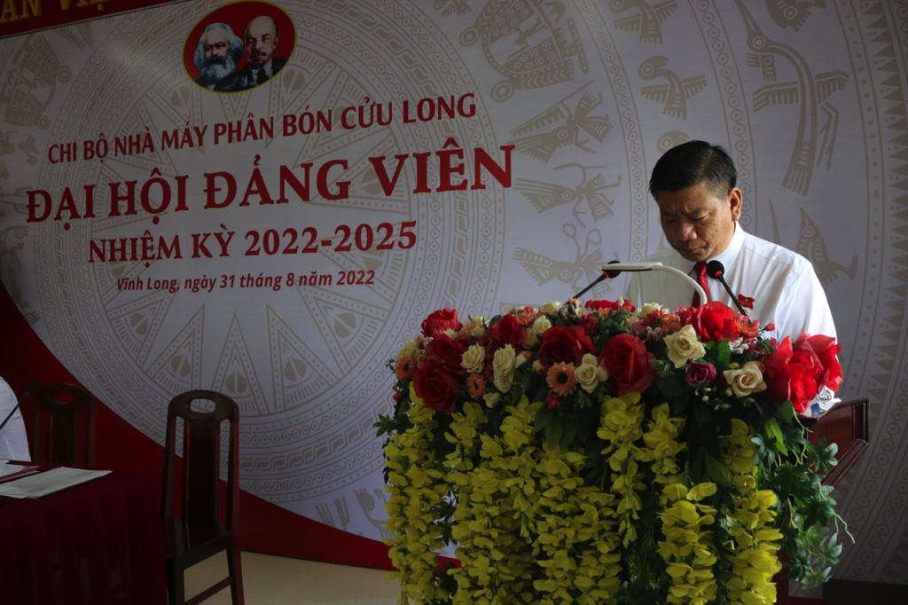 Đồng chí Đoàn Tấn Sang – Bí thư Chi bộ nhiệm kỳ 2020 – 2022 trình bày báo cáo chính trị trước Đại hội