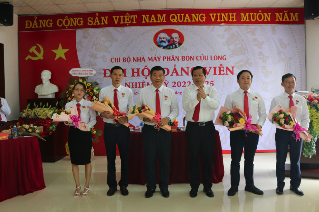 Đồng chí Đặng Tấn Thành – Bí thư Đảng ủy Công ty Cổ phần Phân bón Miền Nam tặng hoa chúc mừng cấp ủy khóa mới, nhiệm kỳ 2022 - 2025)