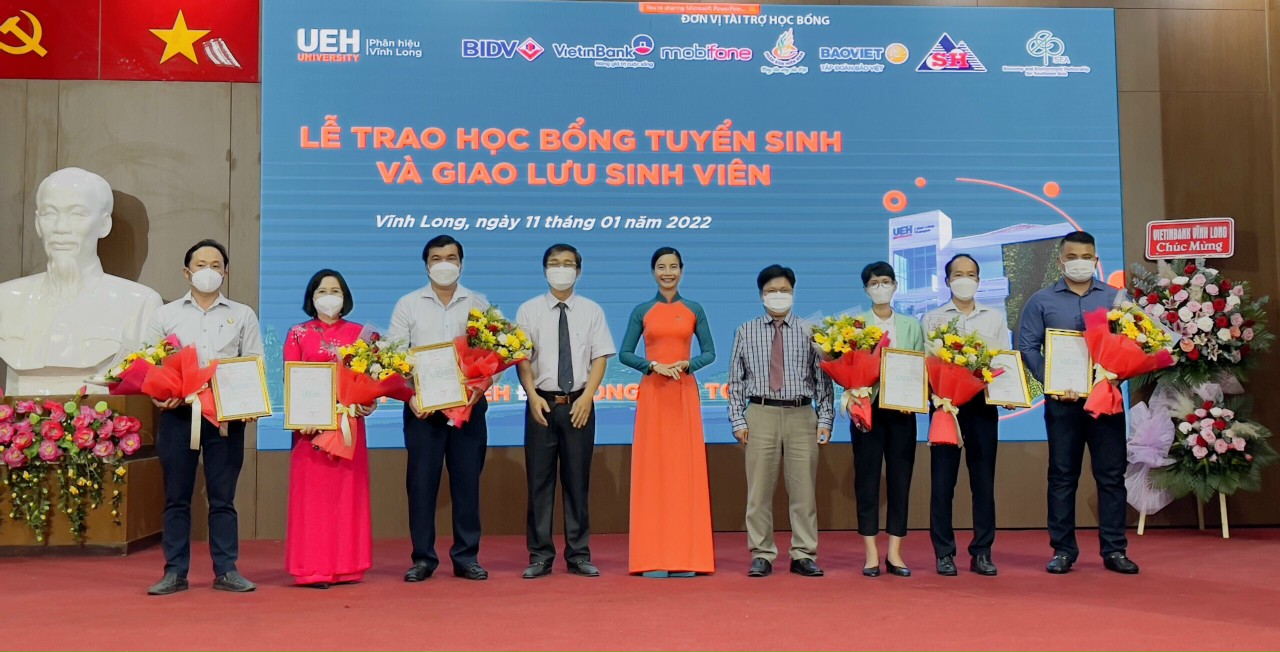 PHÂN BÓN MIỀN NAM TRAO HỌC BỔNG CHO SINH VIÊN TRƯỜNG ĐẠI HỌC KINH TẾ TP.HCM – PHÂN HIỆU VĨNH LONG