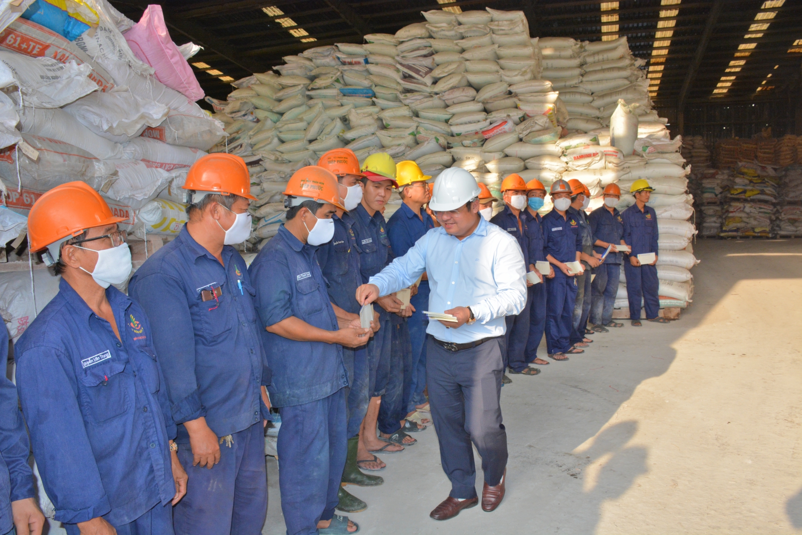 Lãnh đạo Tập đoàn Hóa chất Việt Nam đến làm việc, chúc tết và tặng quà cho người lao động nhân dịp tết Tân Sửu 2021