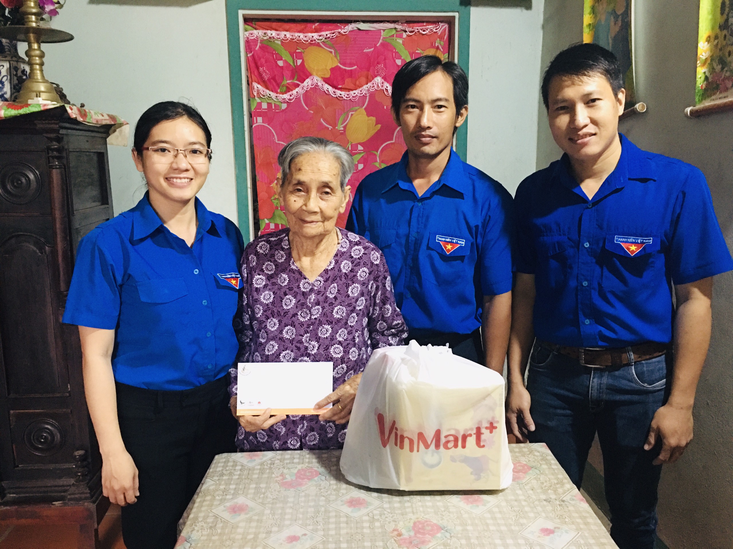 Thăm Mẹ Việt Nam Anh Hùng nhân dịp kỷ niệm 90 năm ngày Phụ nữ Việt Nam
