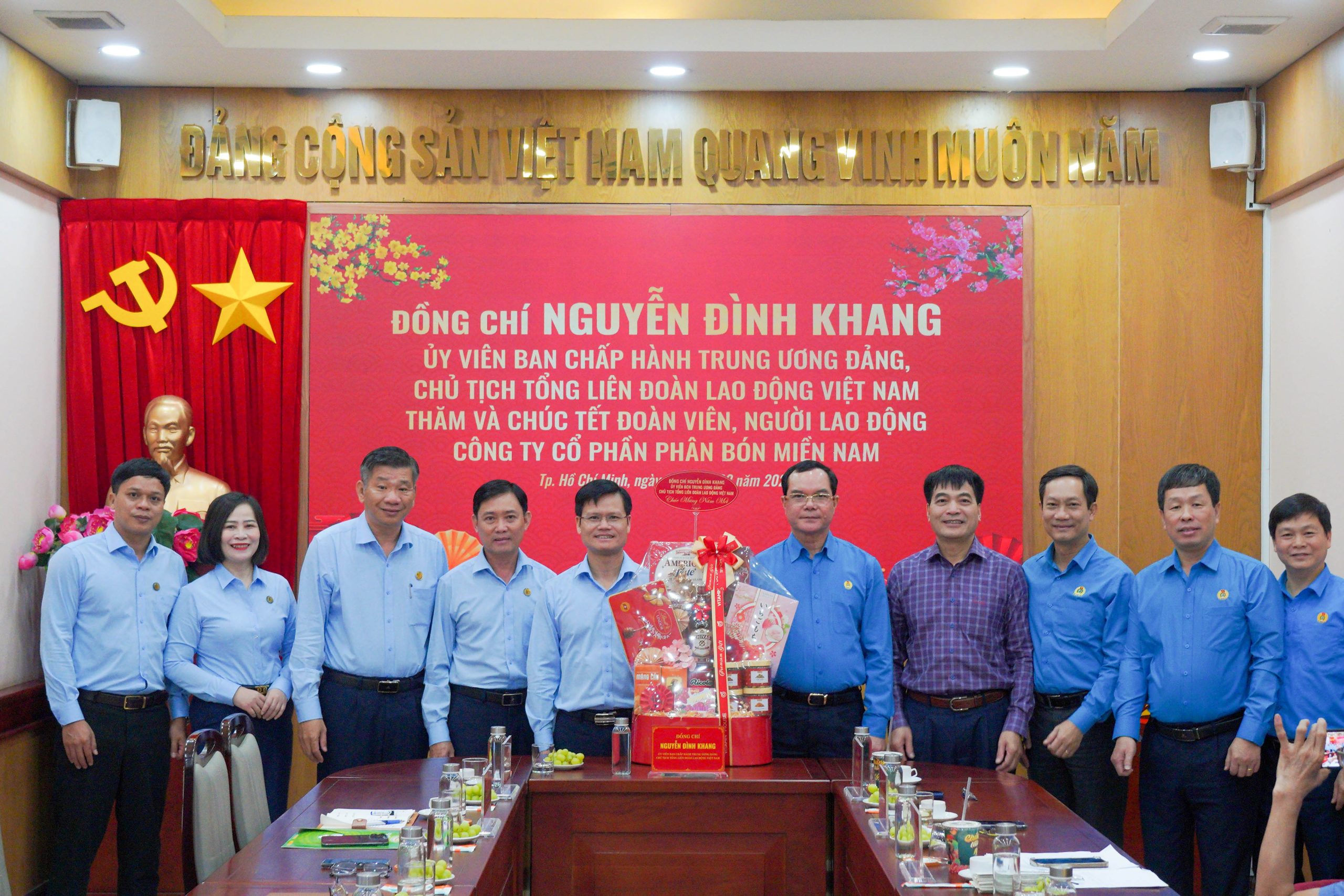 Đồng chí Nguyễn Đình Khang – Uỷ viên Ban Chấp hành Trung ương Đảng, Phó Chủ tịch Uỷ ban Trung ương MTTQ Việt Nam, Chủ tịch Tổng Liên đoàn Lao động Việt Nam, thăm, chúc Tết và tặng quà người lao động Công ty Cổ phần Phân bón Miền Nam