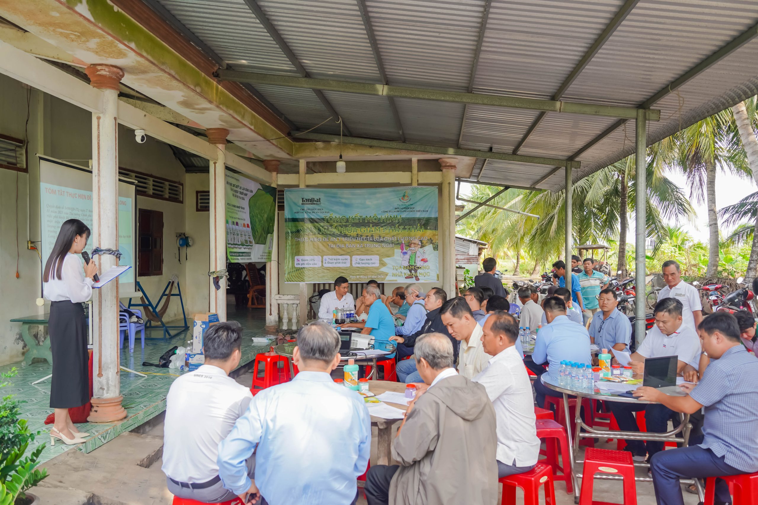TỔNG KẾT MÔ HÌNH CANH TÁC LÚA GIẢM PHÁT THẢI TẠI HTX SẢN XUẤT DỊCH VỤ NÔNG NGHIỆP TẤN ĐẠT