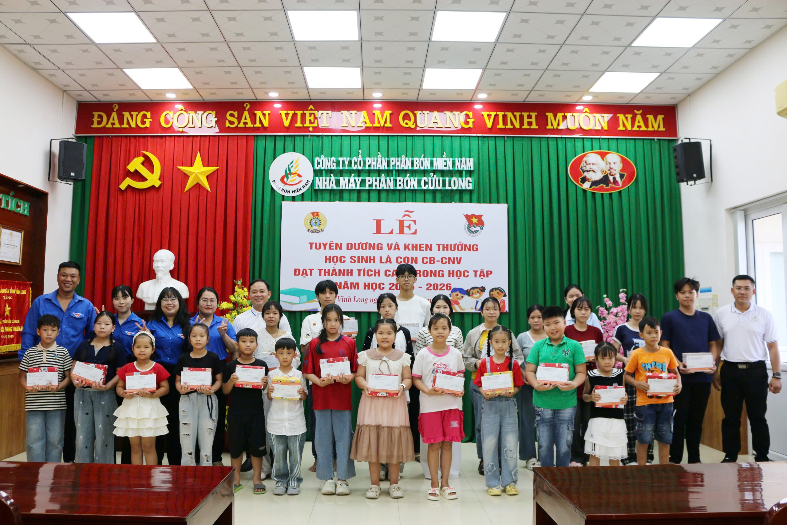 Nhà máy Phân bón Cửu Long tuyên dương, khen thưởng con CB-CNV đạt thành tích cao trong năm học 2025 – 2026