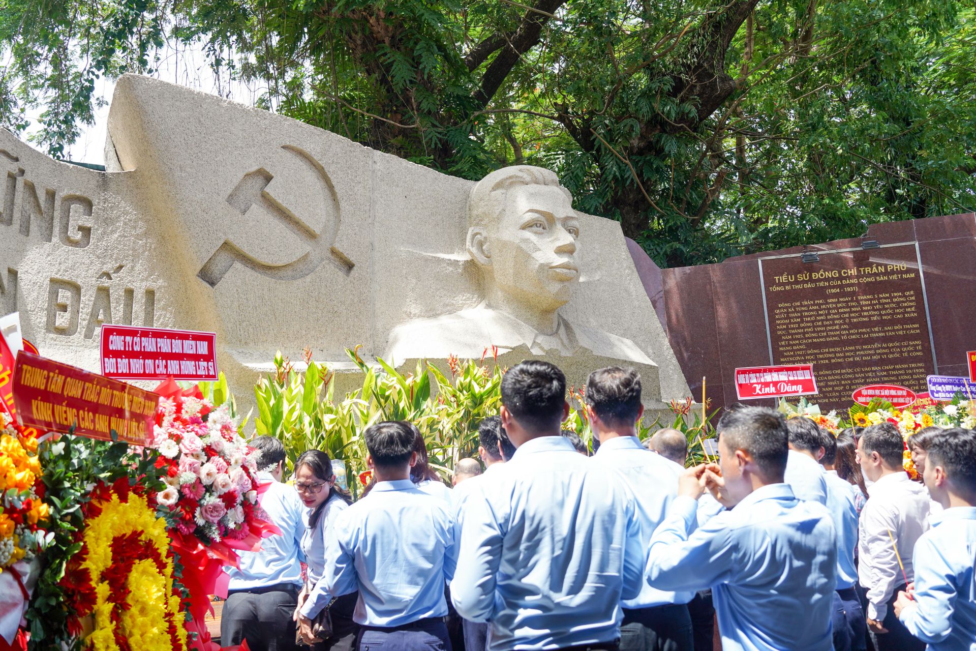 PHÂN BÓN MIỀN NAM THÀNH KÍNH DÂNG HƯƠNG TƯỞNG NIỆM CÁC ANH HÙNG LIỆT SĨ
