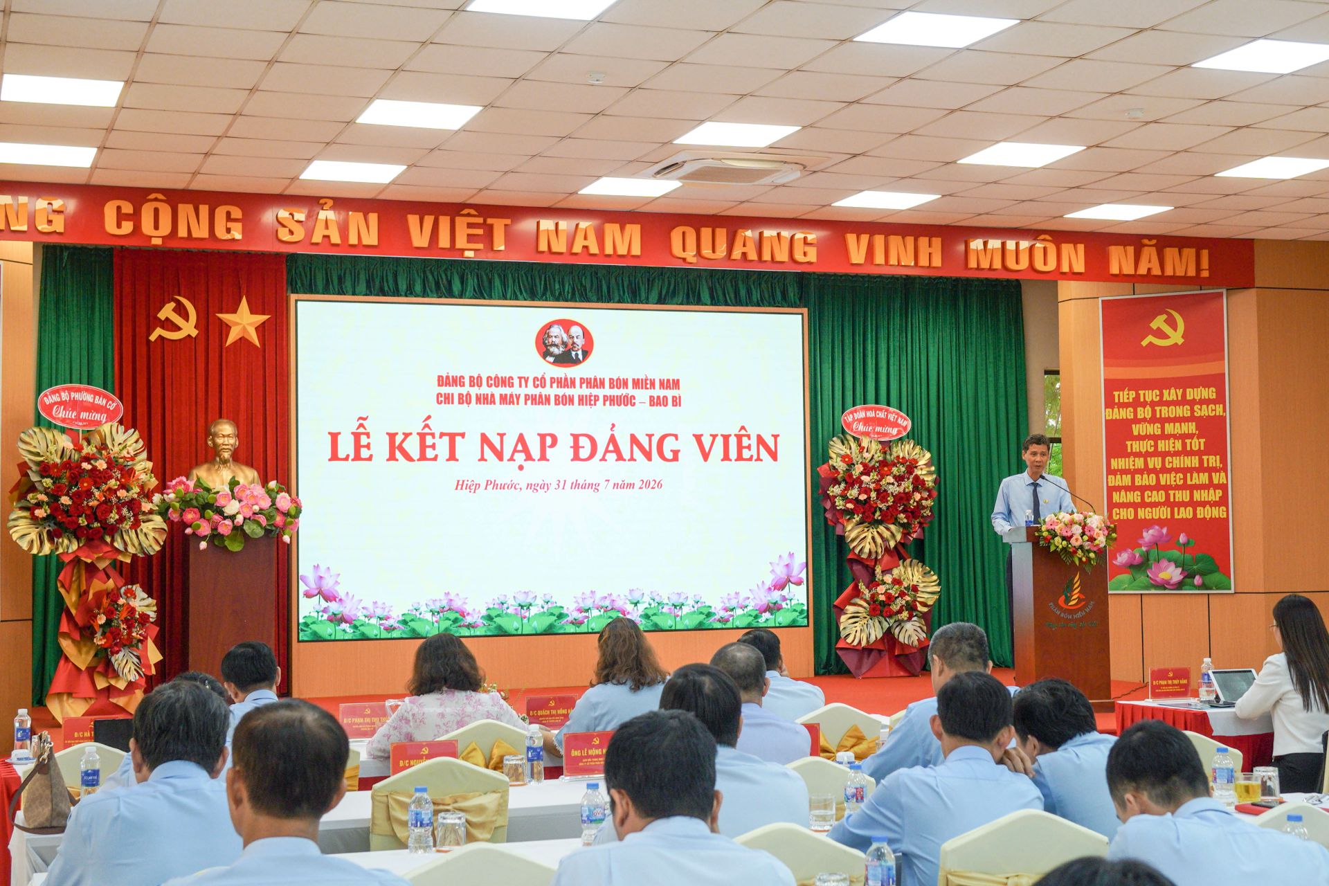 CHI BỘ NHÀ MÁY PHÂN BÓN HIỆP PHƯỚC – BAO BÌ TỔ CHỨC LỄ KẾT NẠP ĐẢNG VIÊN MỚI