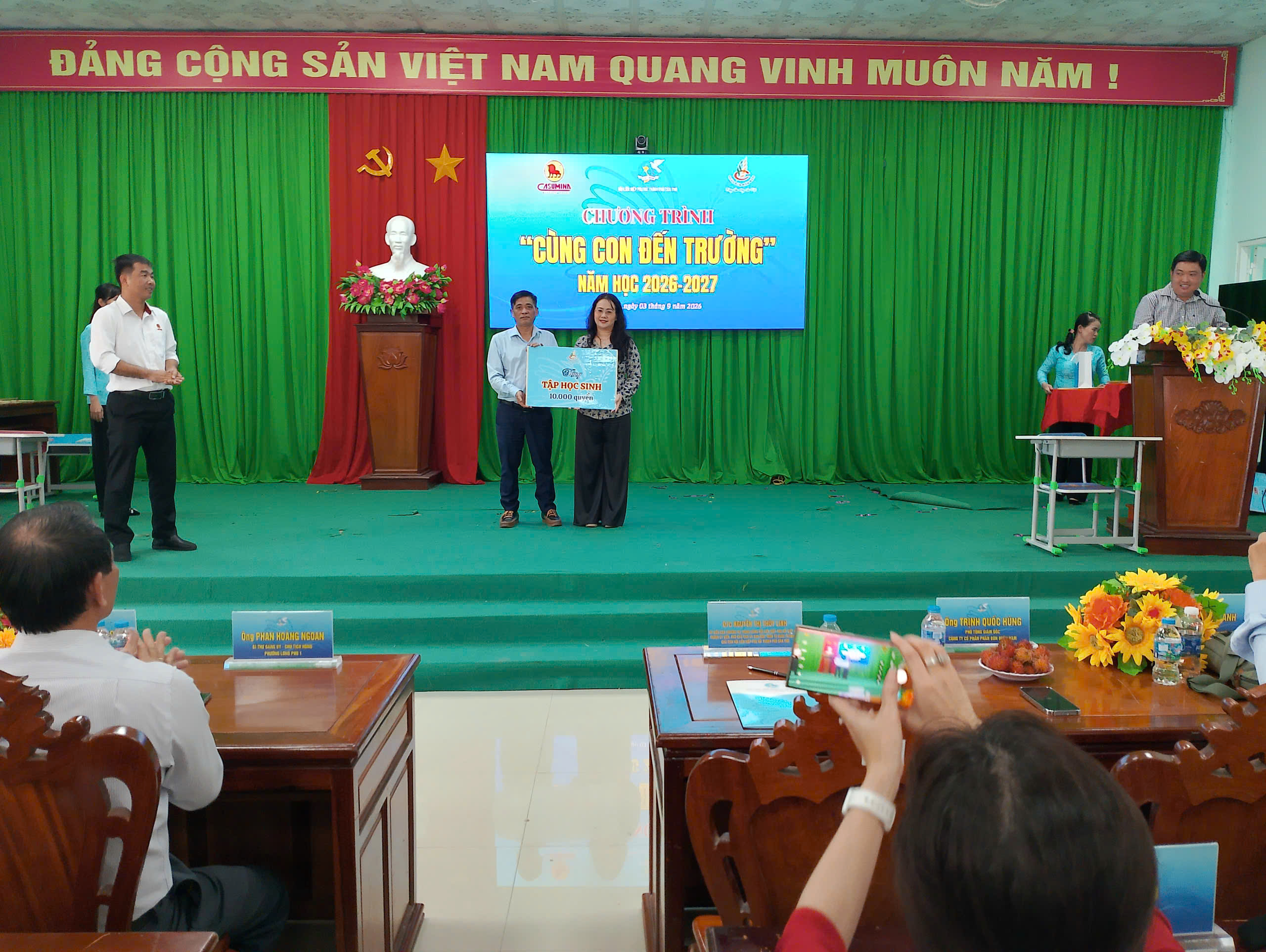 PHÂN BÓN MIỀN NAM TRAO TẶNG 10.000 QUYỂN TẬP, TIẾP SỨC HỌC SINH ĐẾN TRƯỜNG