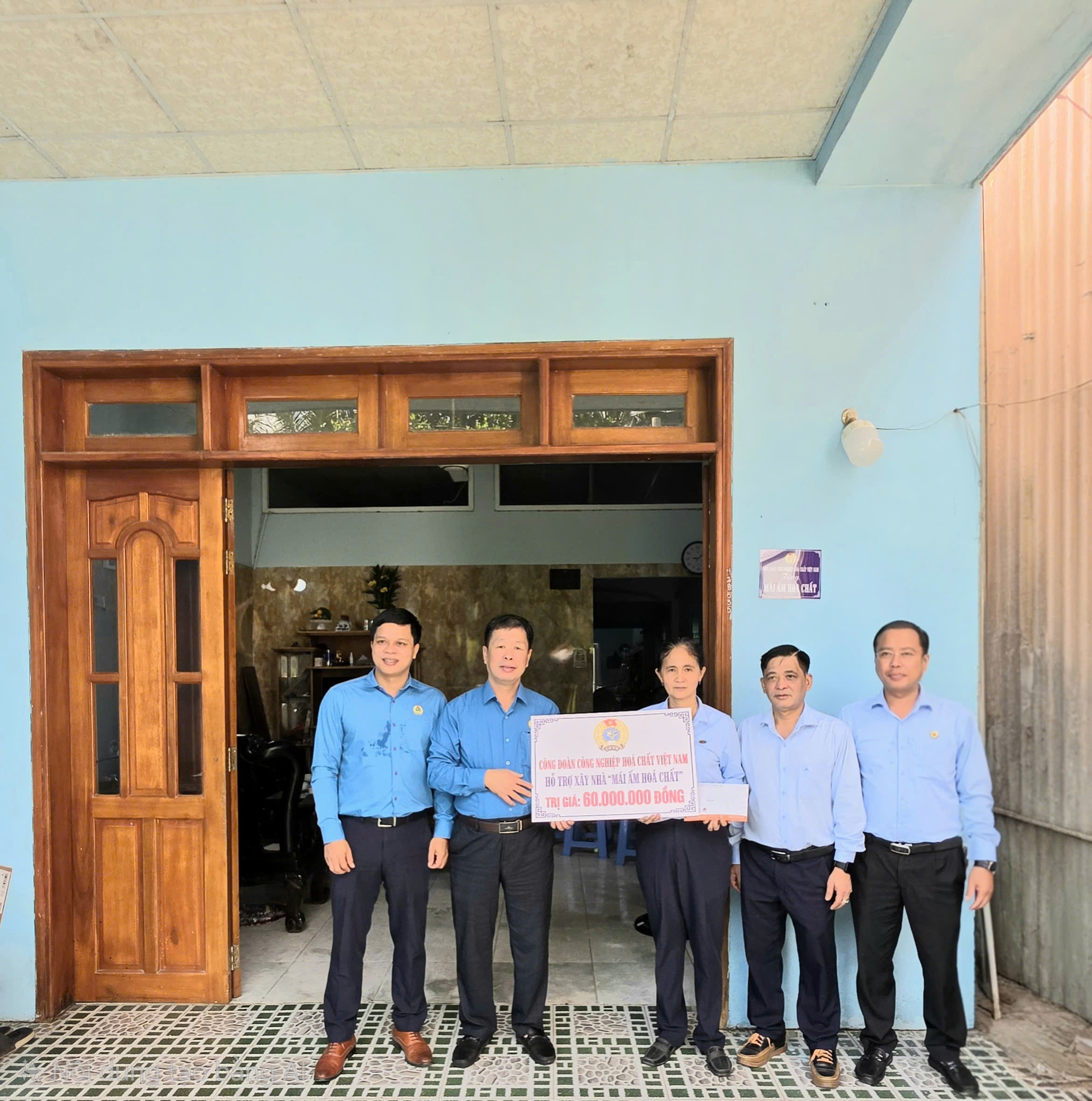 TRAO HỖ TRỢ “MÁI ẤM CÔNG ĐOÀN” – CHUNG TAY GIÚP ĐOÀN VIÊN ỔN ĐỊNH CUỘC SỐNG
